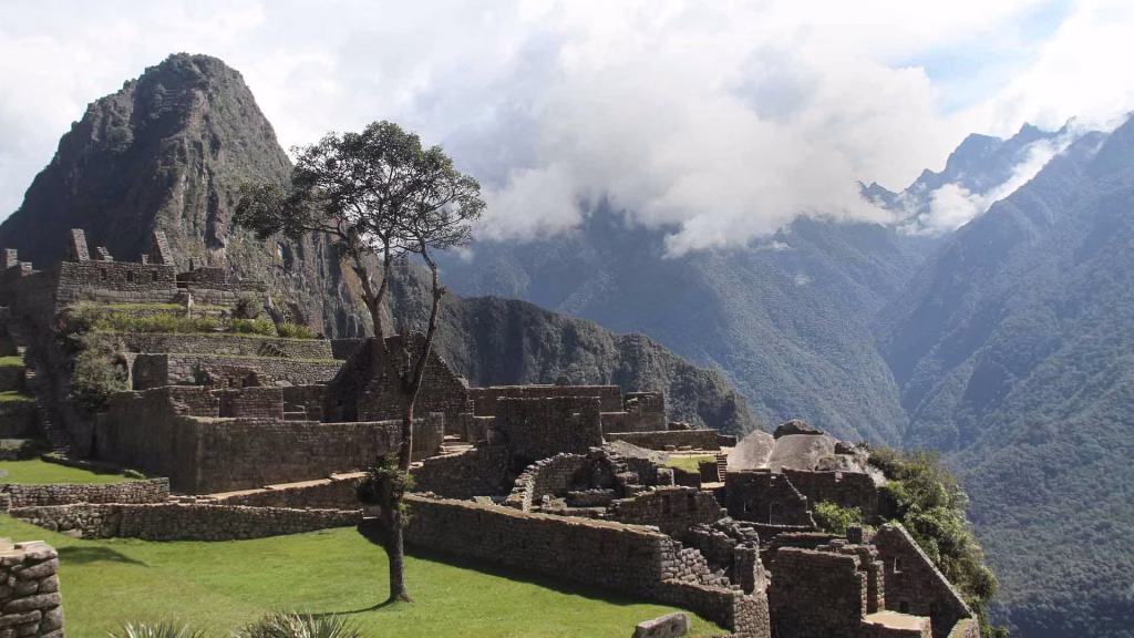 salcantay-machupicchu-ruins
